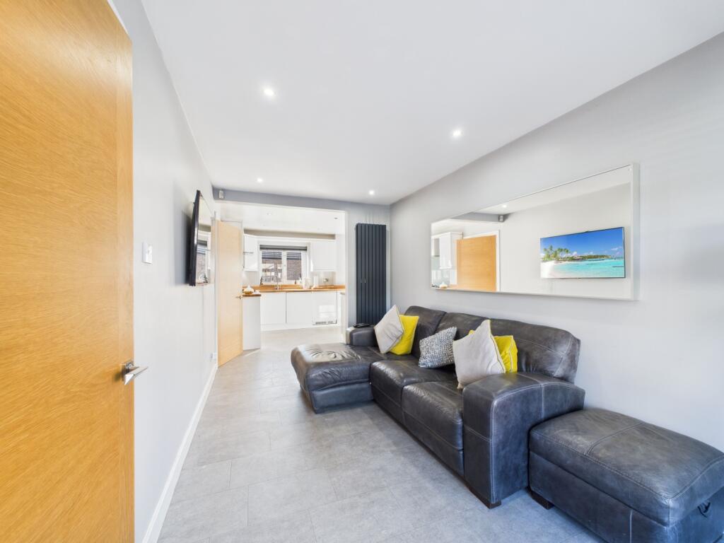 CAM02093G0-PR0058-STILL035