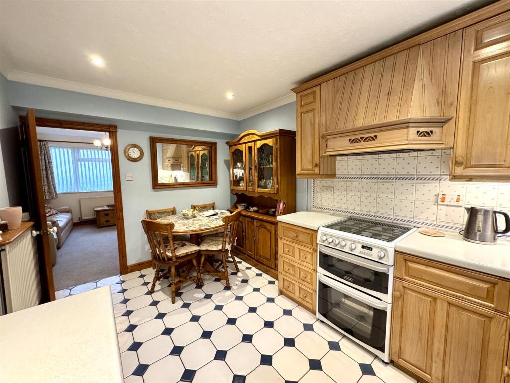 KITCHEN/DINING ROOM