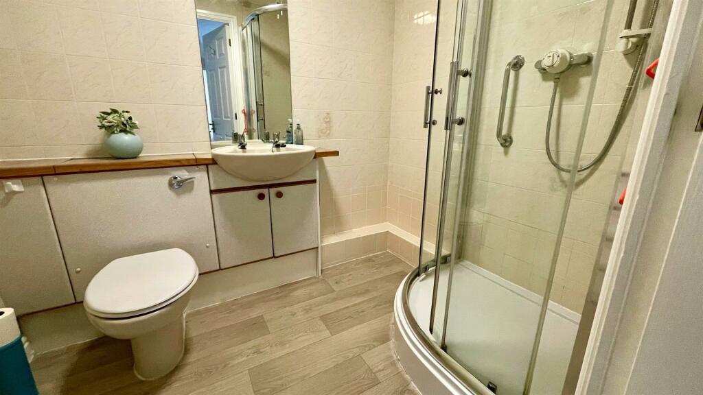 3 PIECE SHOWER ROOM