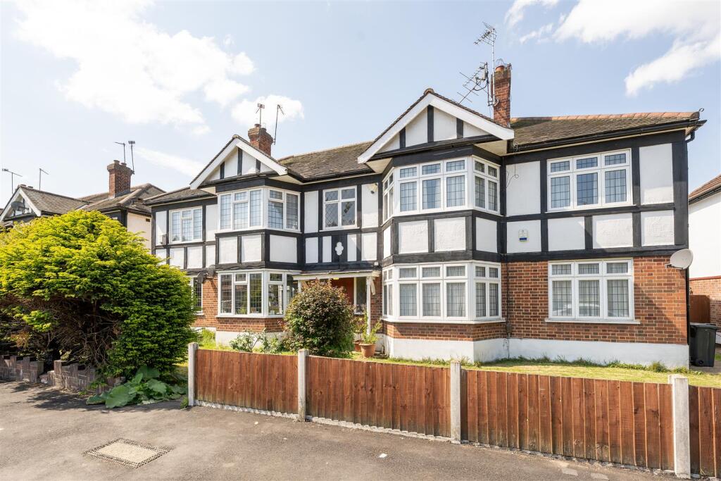 Onslow Gardens, E18
