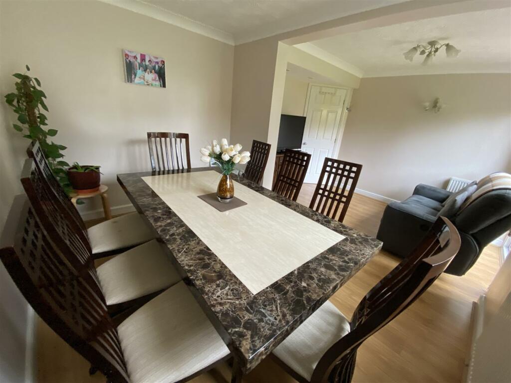 Dining room: