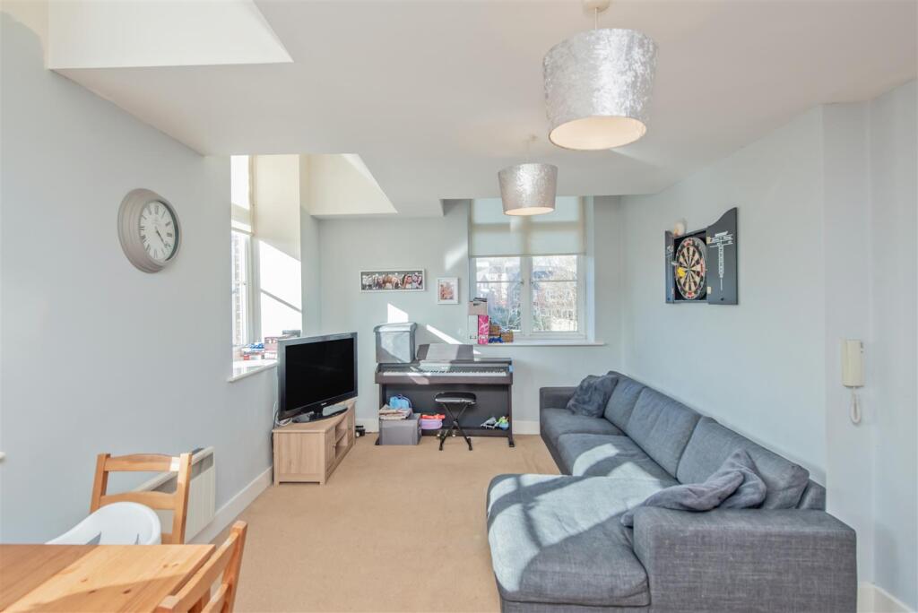 Open Plan Living Room / Dining Area / Fitted Kitch