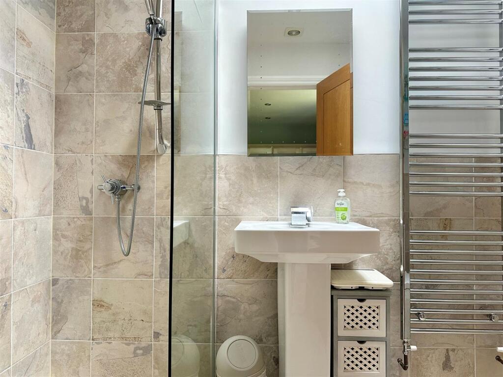 En-suite Two.jpg