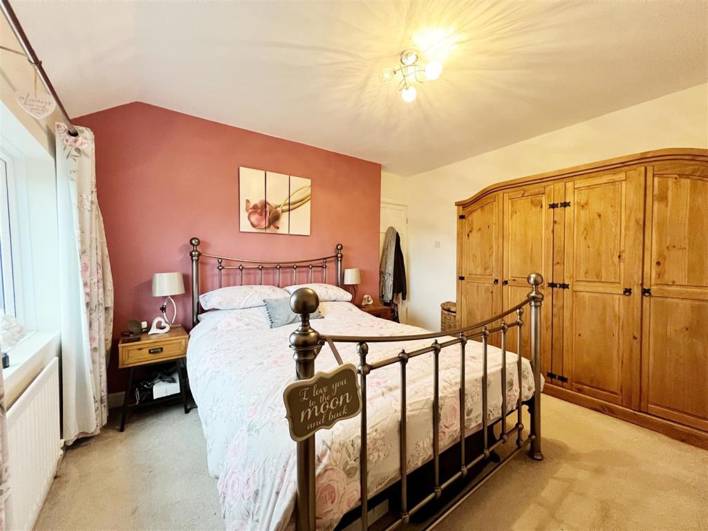 Bedroom 1 pic 2.jpg