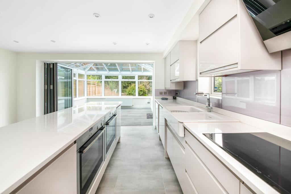 OPEN-PLAN DINING KITCHEN