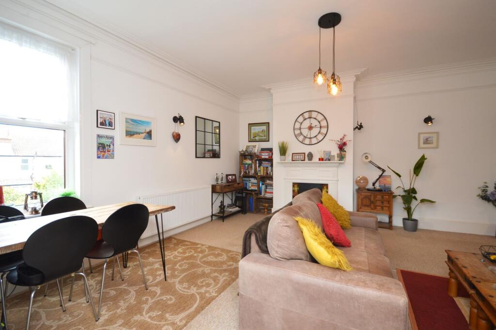 LOUNGE/DINING