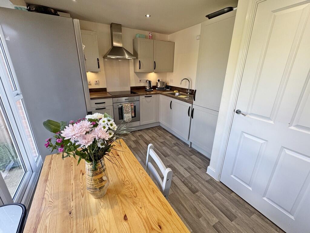 Dining to kitchen