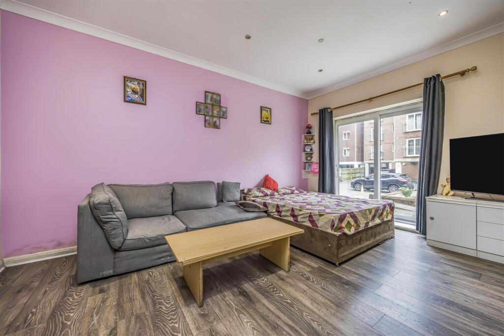 Flat 1 , Bosun Court, High Street, Cosham-PorticoM