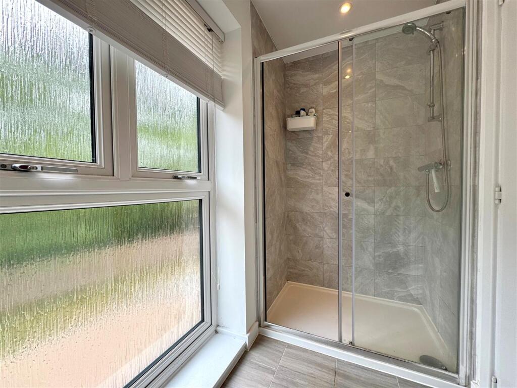en-suite 2.jpg