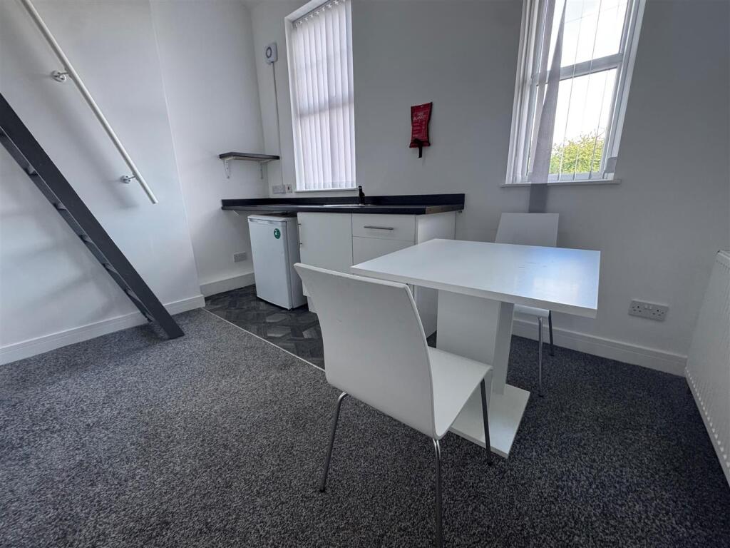 Kitchen area Flat 4 74 ill Street.jpg