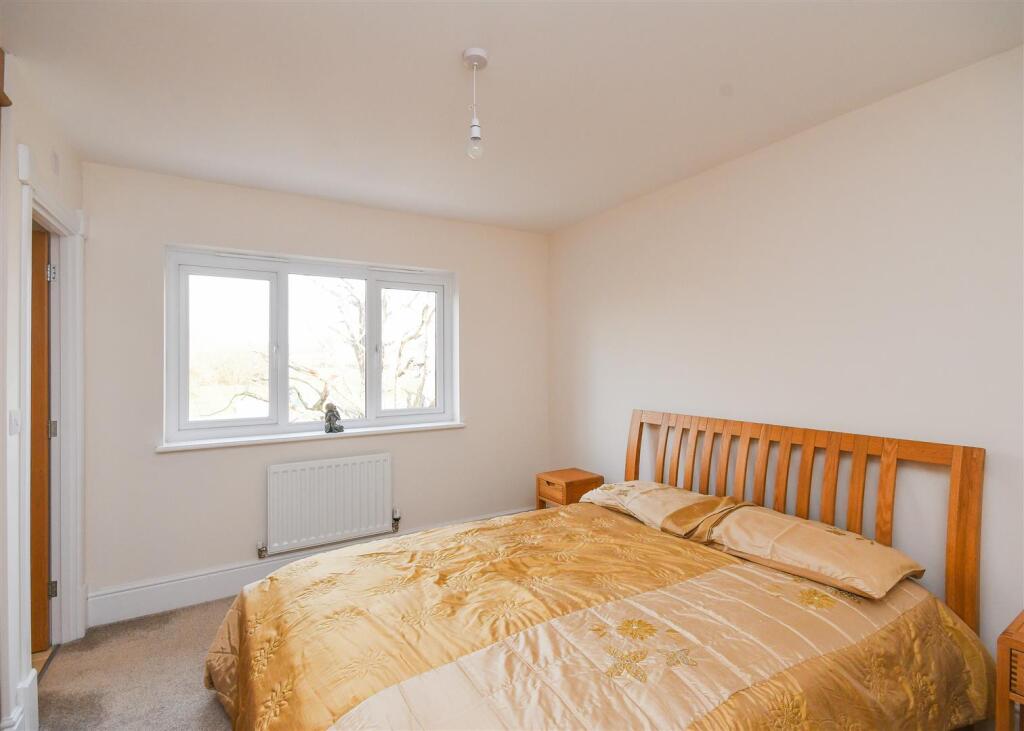 18 Pickwick Gardens - Bedroom (3).jpg