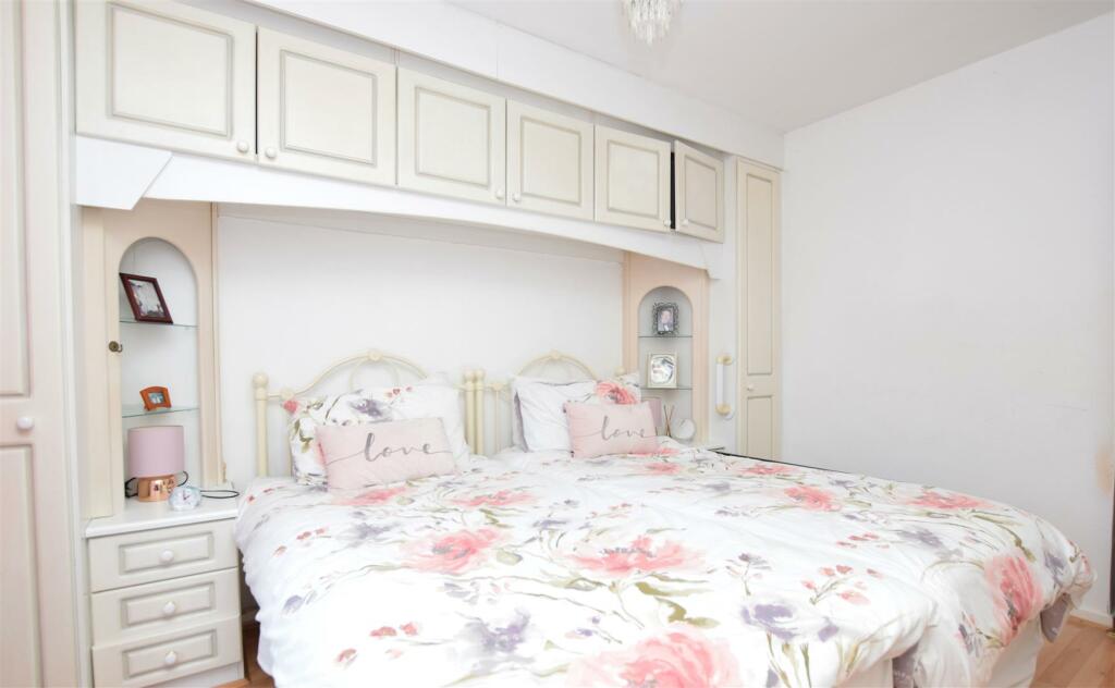 Bedroom 1 V2.JPG