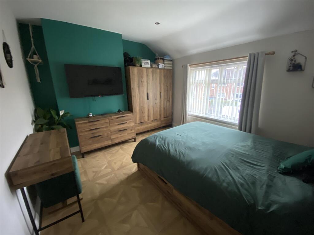 bedroom no.1 front double: