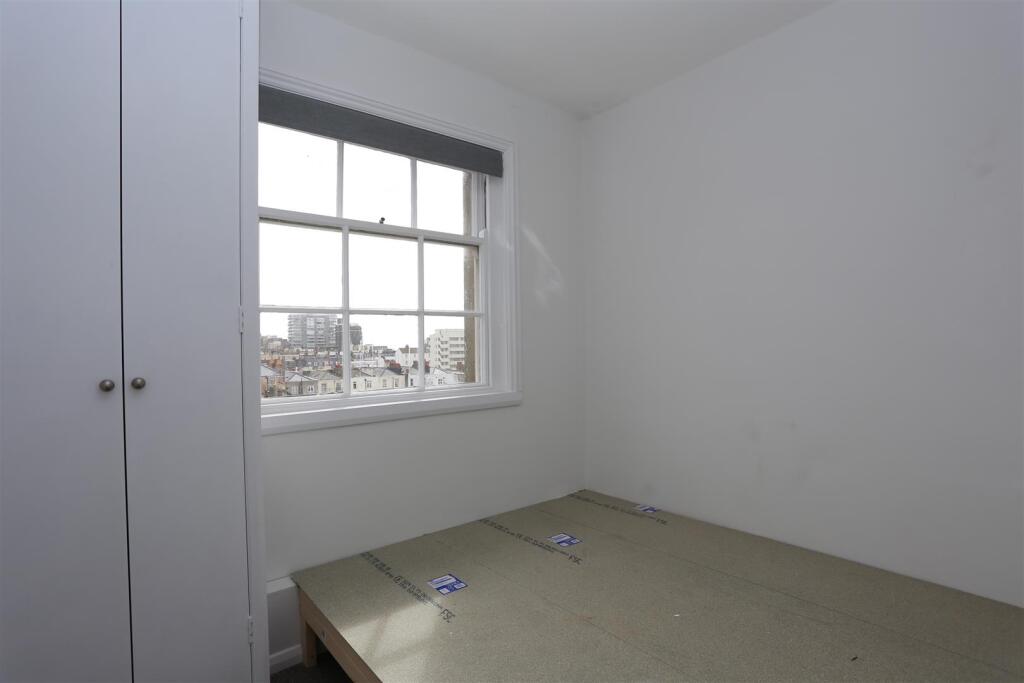 8, 19 Brunswick Square Bed (1).JPG