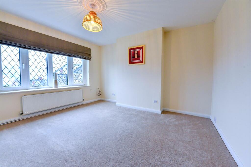 9 53a Holbrook Road.jpg