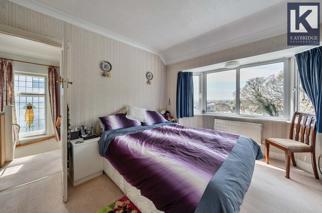 Walsingham Gardens, KT19 0LS