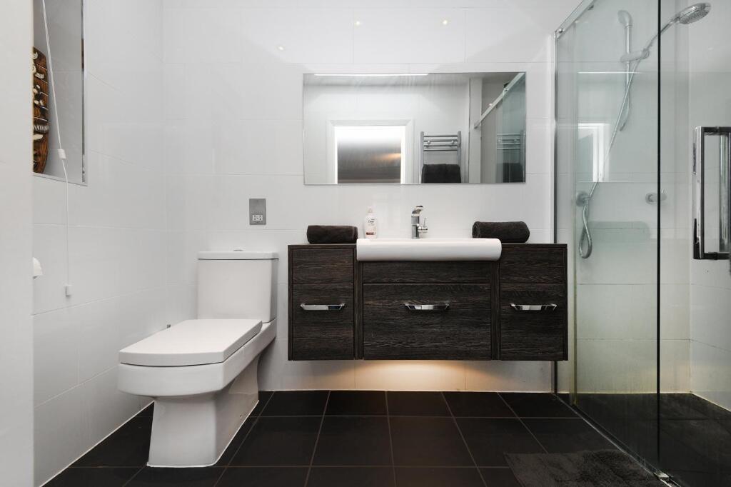 EN SUITE