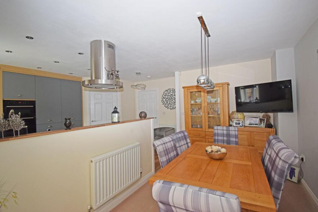 3 Hill Close, kitchen dining b.jpg