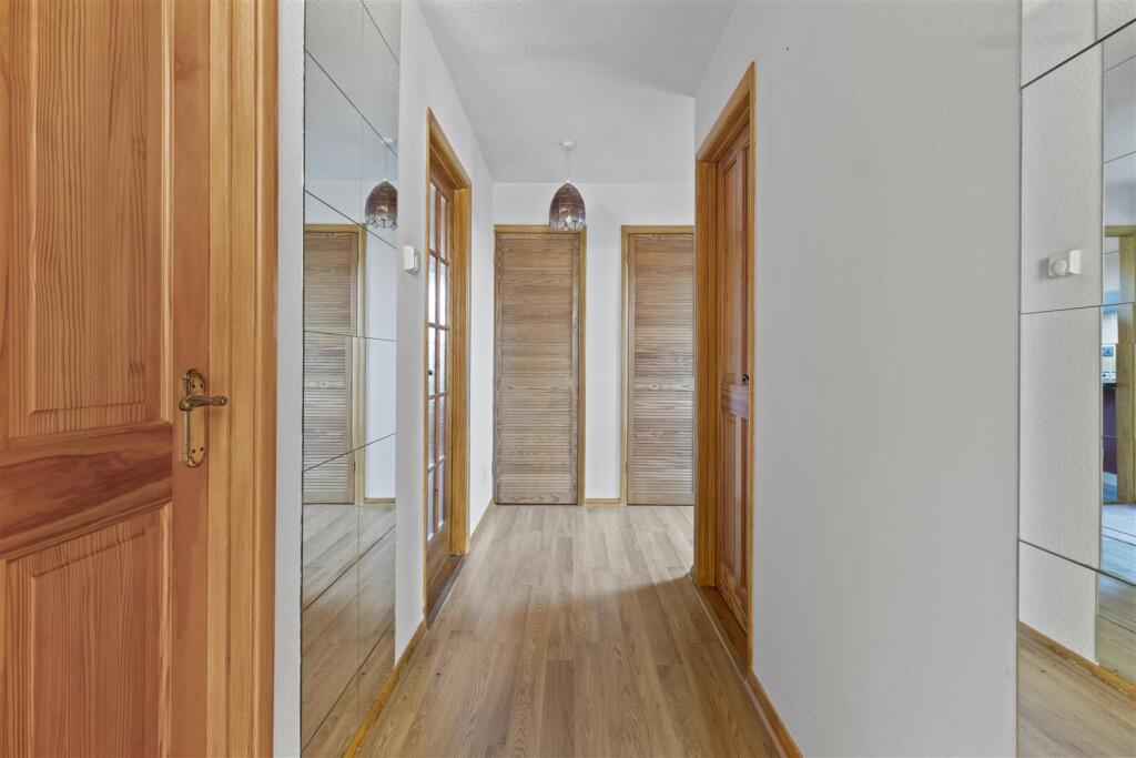 entrance hall #2.jpg