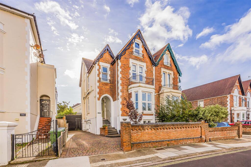 10 Kenilworth Road, Southsea-Smalll-PorticoMarketi