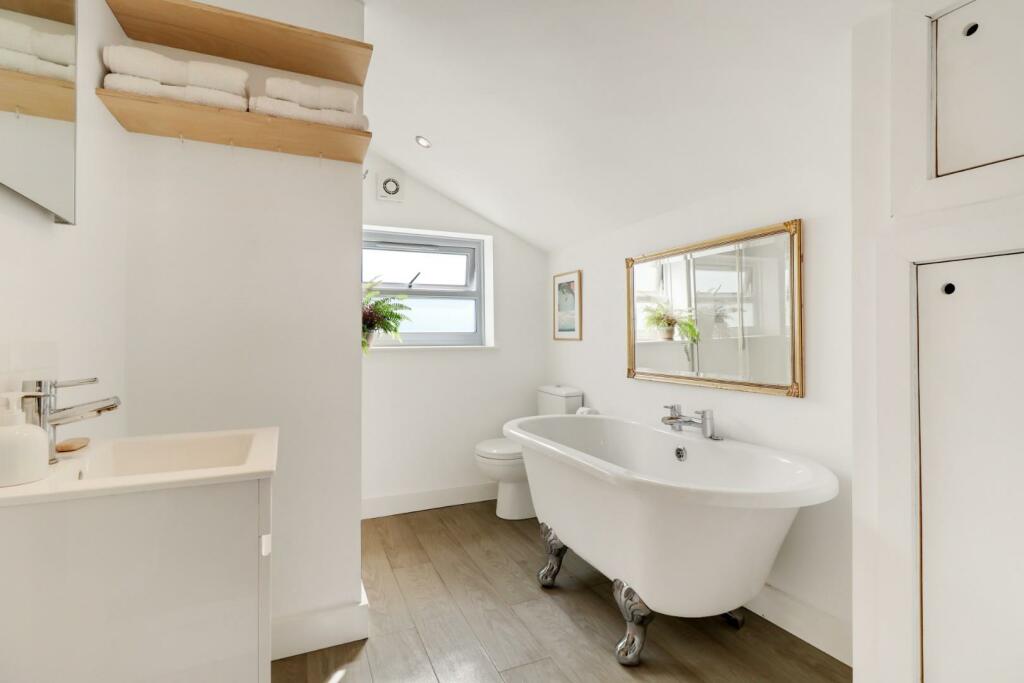Bathroom b.jpg
