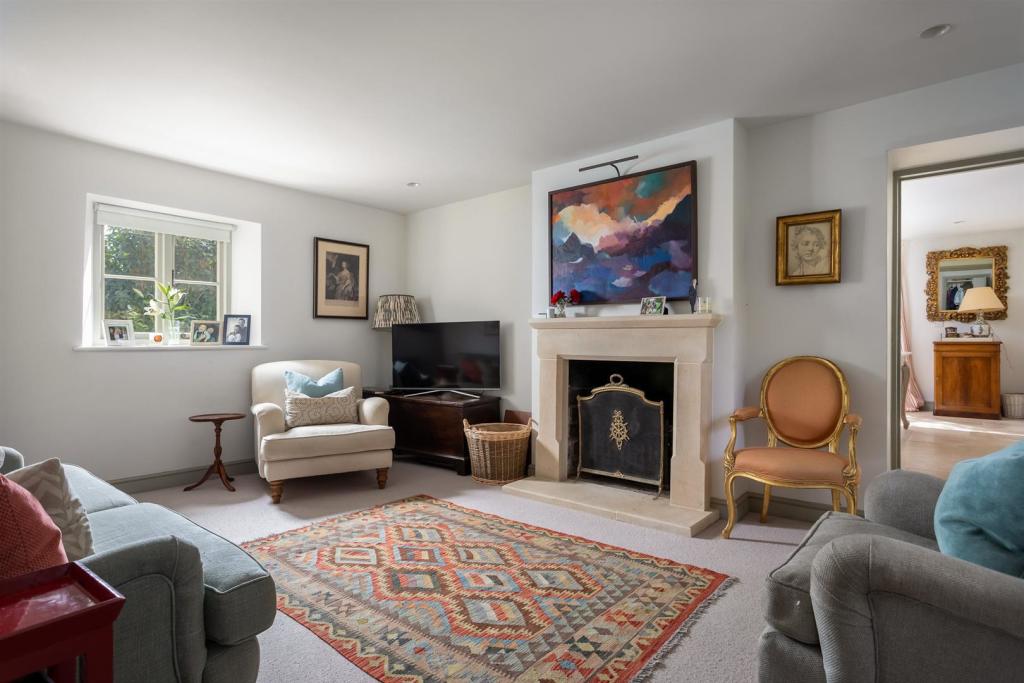34 - 41 Ampney Crucis - GL7 5SF - Web.jpg