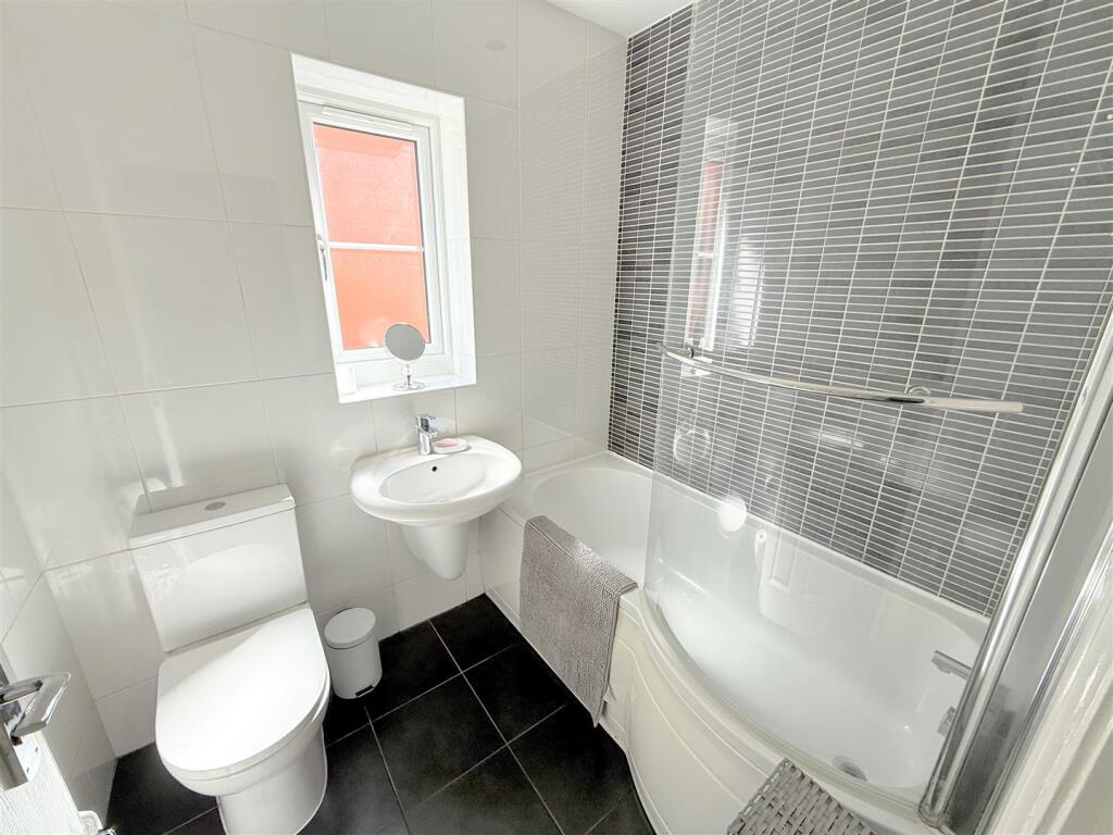 MAIN BATHROOM