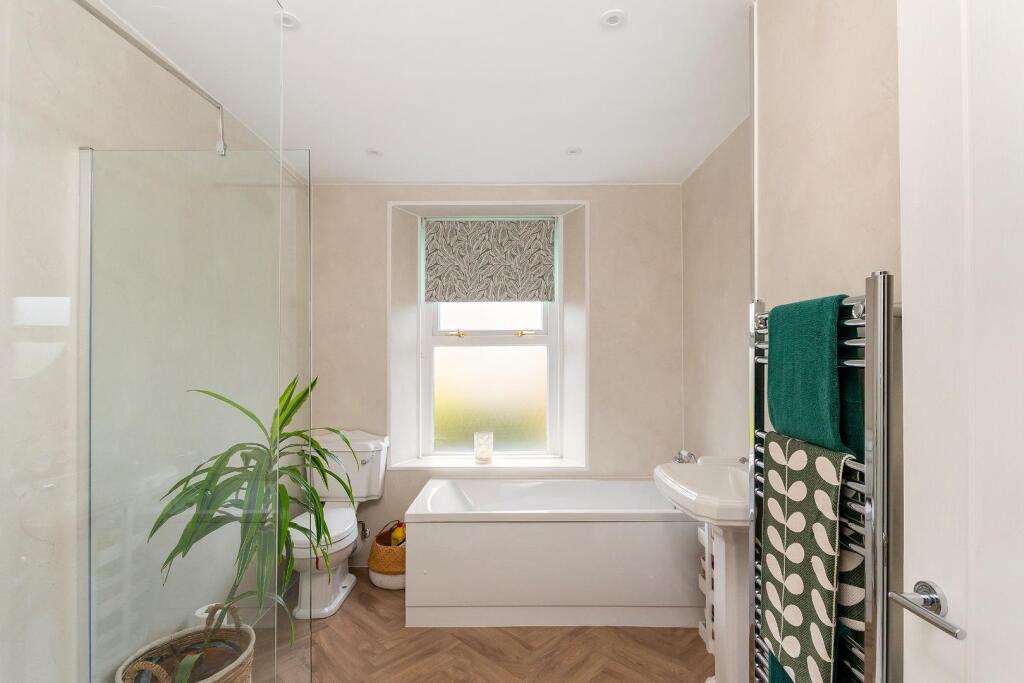 0R6TFS - Bathroom C.jpg