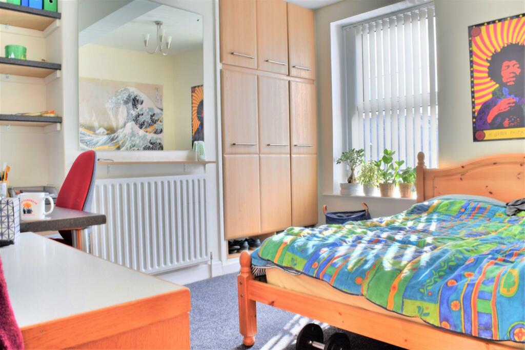 Bed 2.jpg
