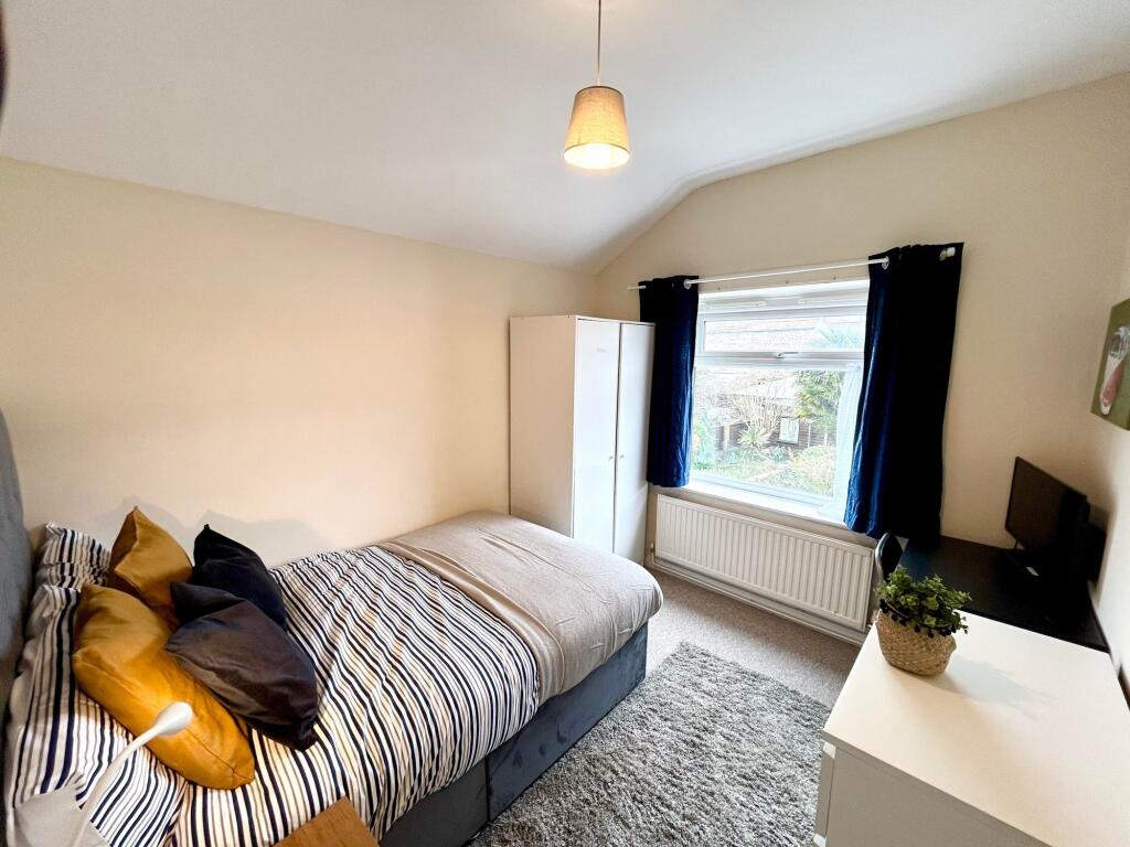 A cozy double bedroom featuring a comfortable b...