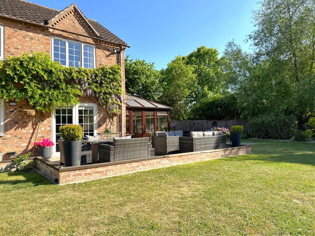 Lovely Private Seating Area 1321