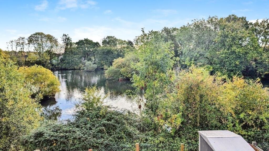 37 Hollybrook lake view a.jpg