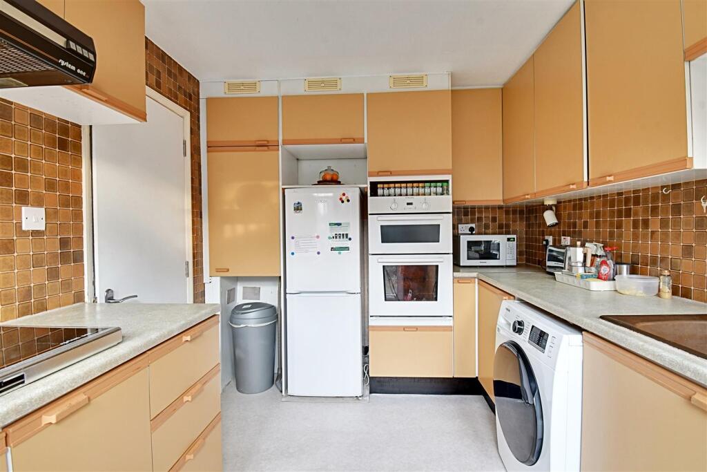 Kitchen 2.jpg