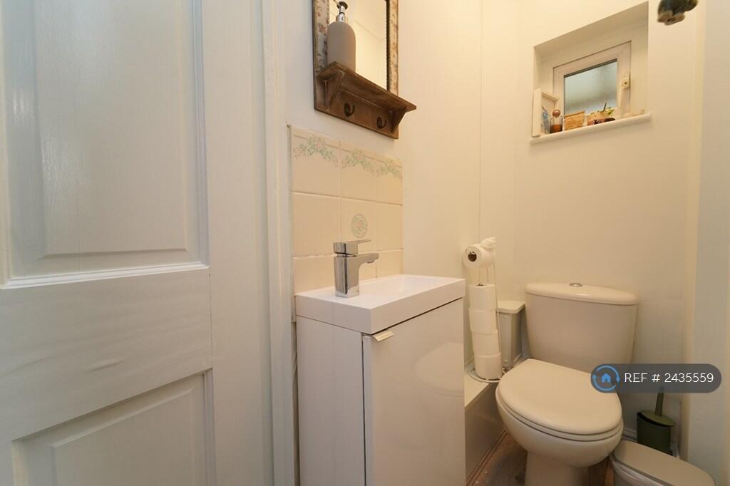 Cloakroom/wc