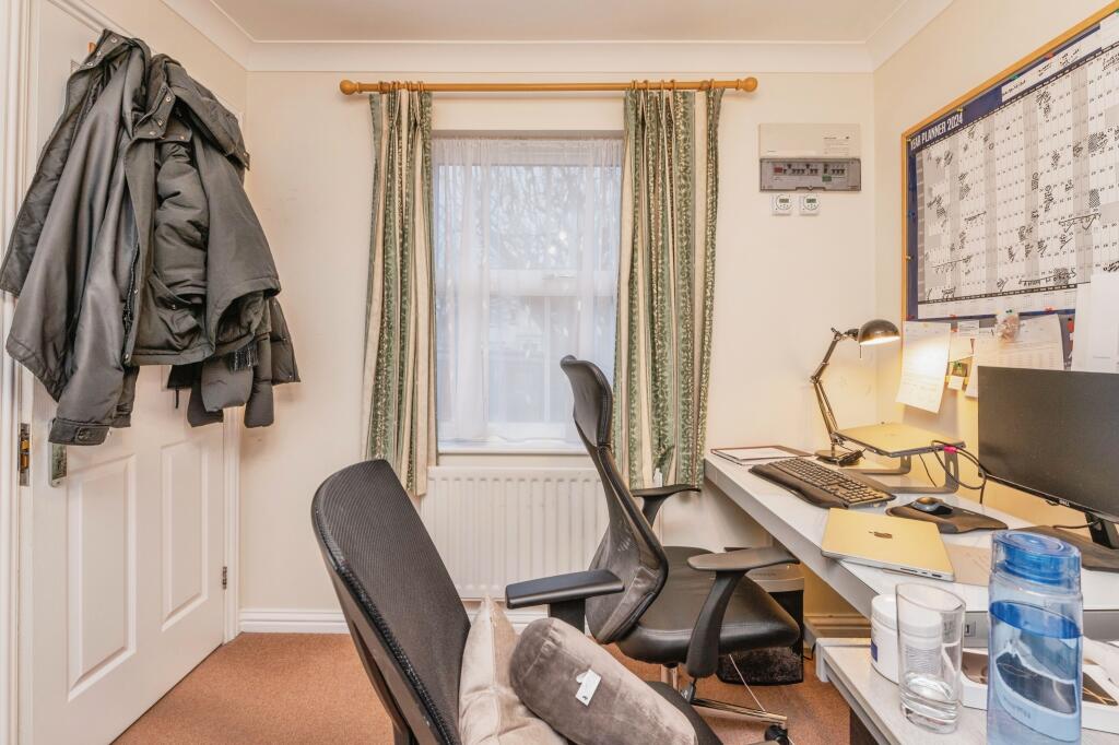 10grifonroadchaffordhundredgraysrm166rj23