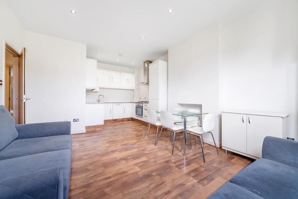 Open-plan living room/kitchen