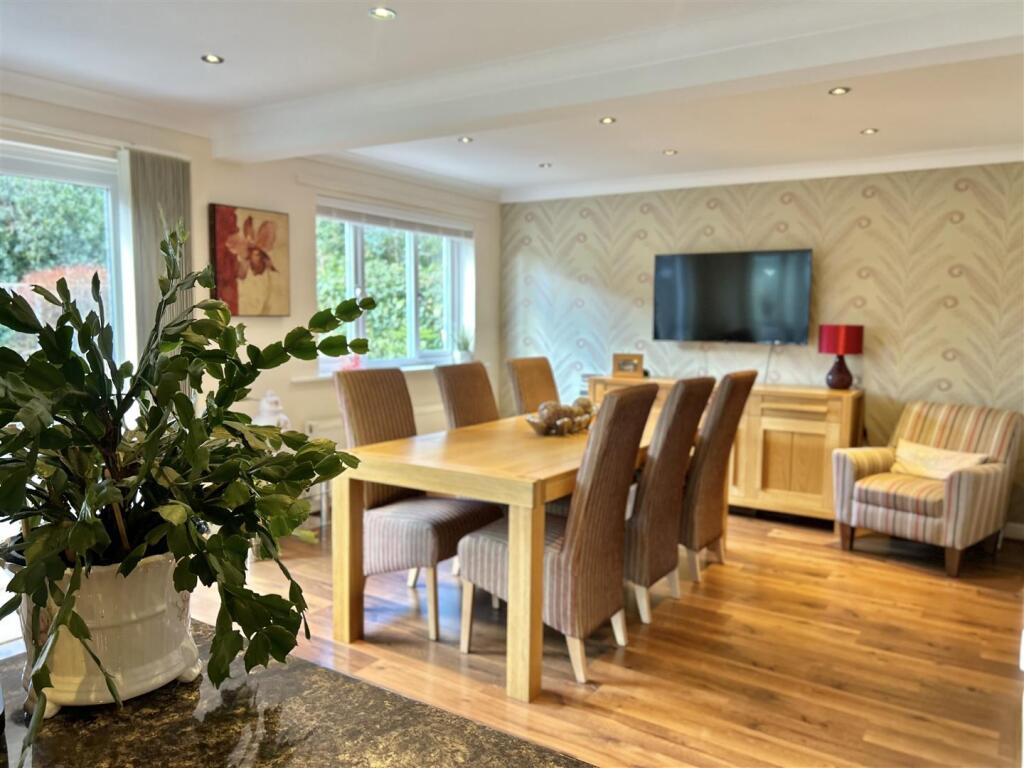 Lounge/Dining Room