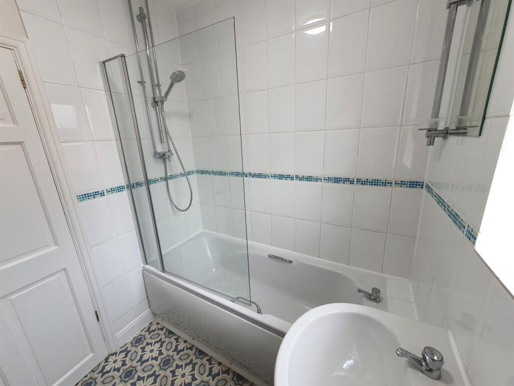Bathroom..jpg