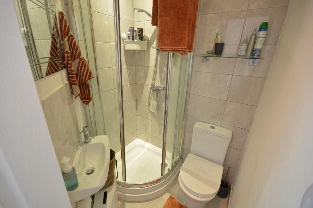 EN SUITE SHOWER ROOM