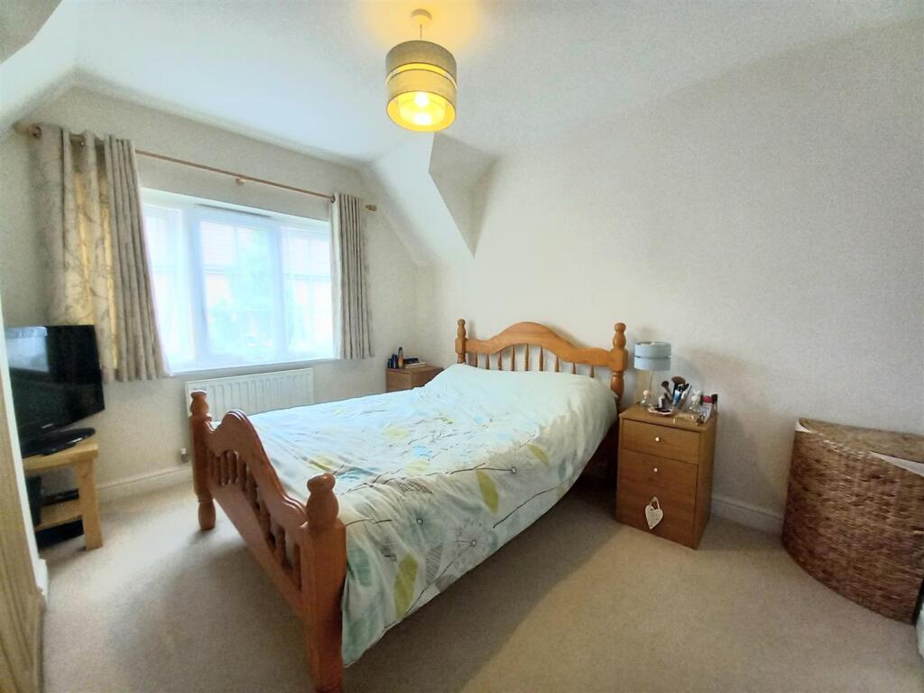 17 Hughes Gdns Master Bed.jpg