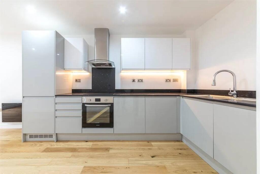 Acacia road, KT3 3BU