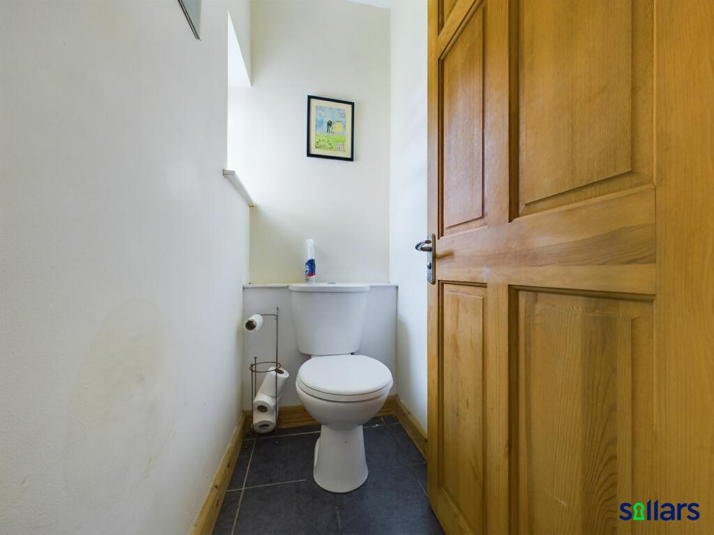 Apartment 2 - Cloakroom