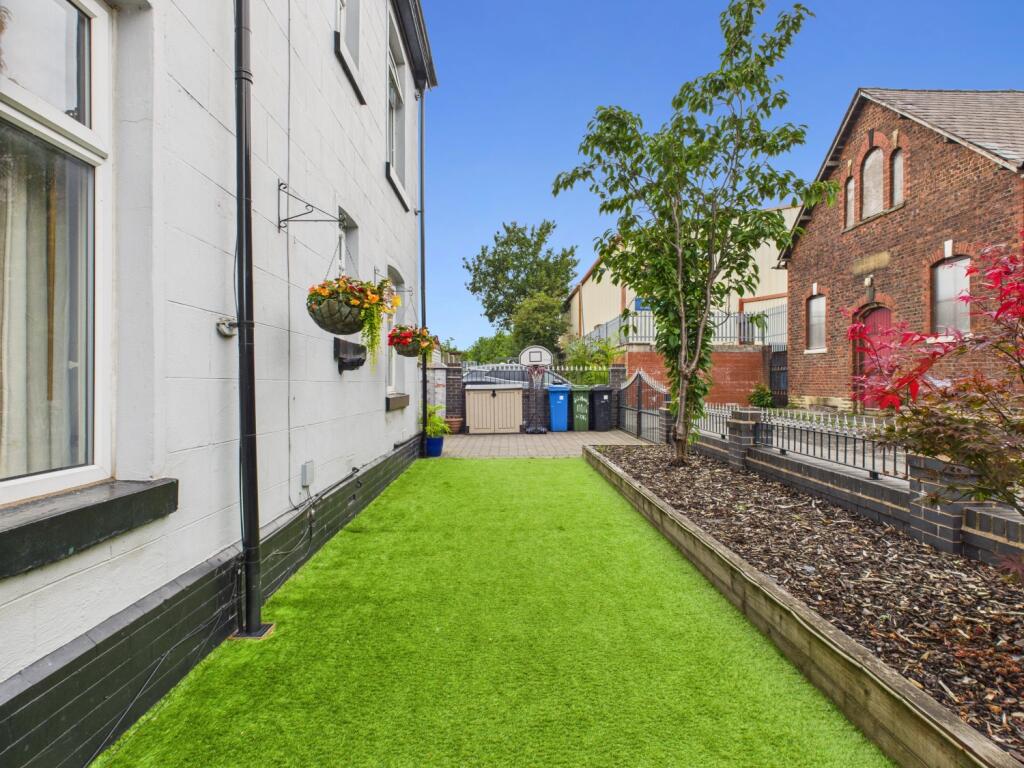 CAM03729G0-PR0103-STILL024