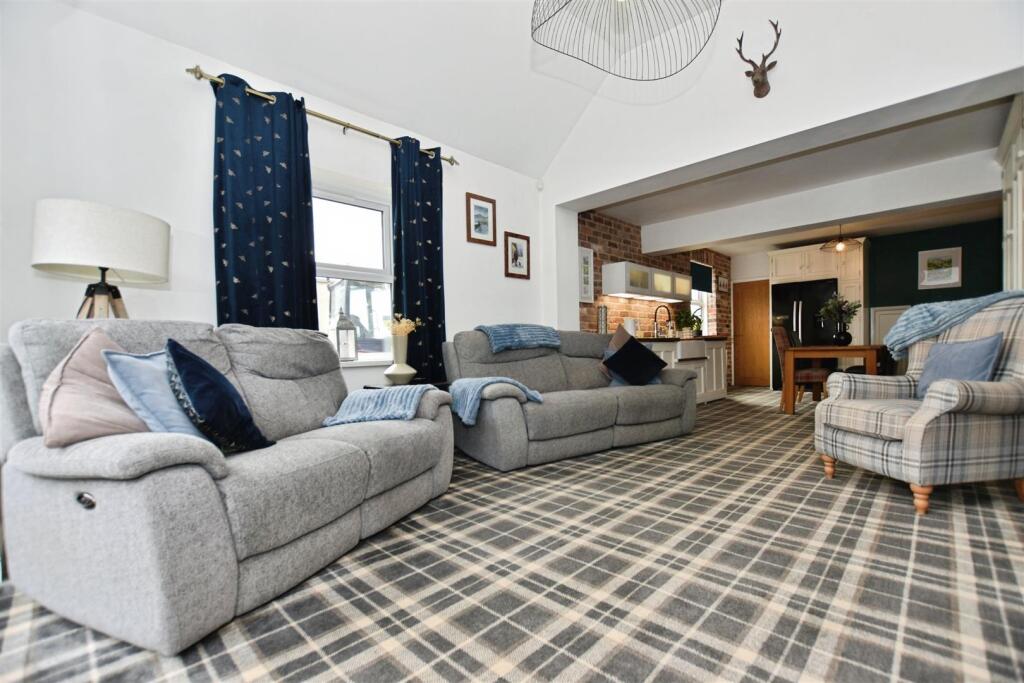 9e446275-lounge 20long.JPG