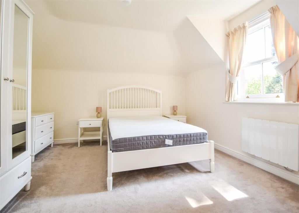 Annexe 22a Stockwell - Principal Bedroom (2).jpg