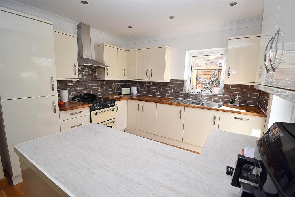 KITCHEN 3.JPG