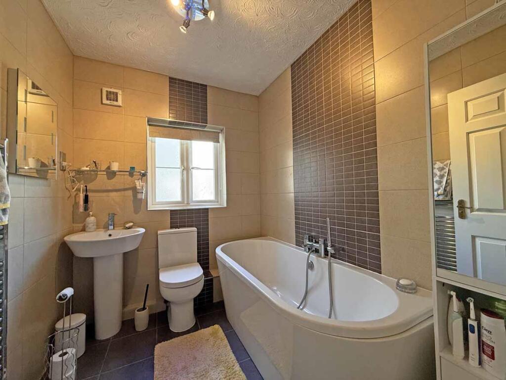 Captains Gardens 7 Family Bathroom.jpg