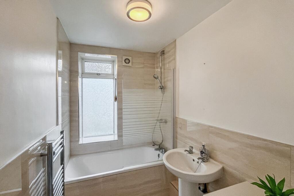 3 The Sheraton, St Marks Hill, Surbiton, KT6 4PY