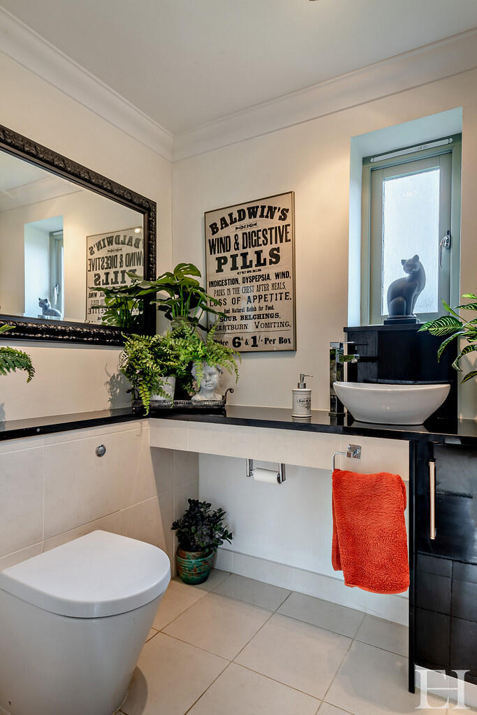 8641132-interiorW...