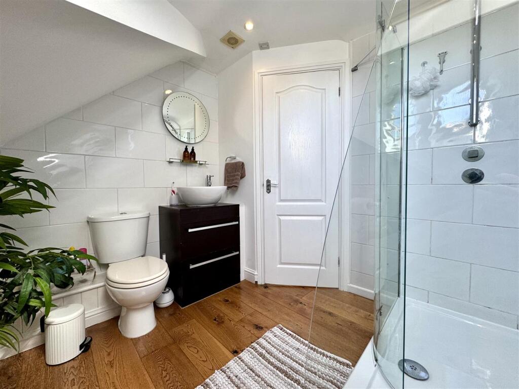 EN-SUITE SHOWER ROOM